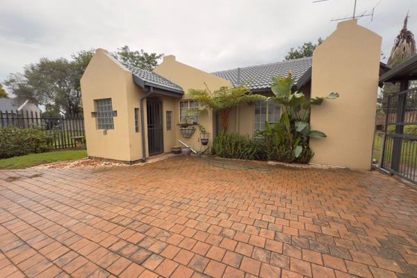 Welcome to this stunning 3-bedroom, 2-bathroom home located in the desirable area of Brakpan North. 

This gem features built-in ...