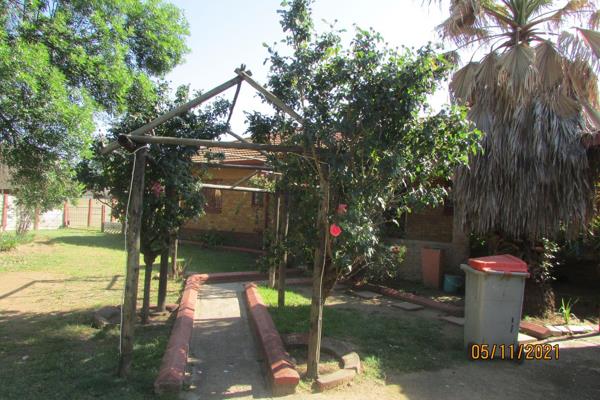 3 Bedroom
Lounge
Dining room / bedroom
Braai area
Spacious kitchen with washing area.
Carport
Prepaid electricity, municipality ...