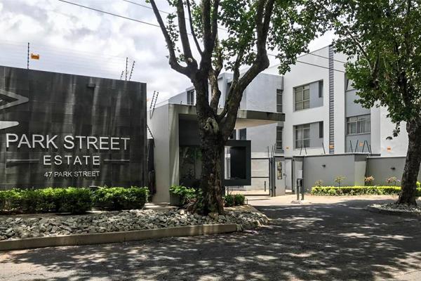 We present this upmarket and furnished 3 Bedroom ground floor apartment situated in a security estate in Oaklands Johannesburg. 

The ...