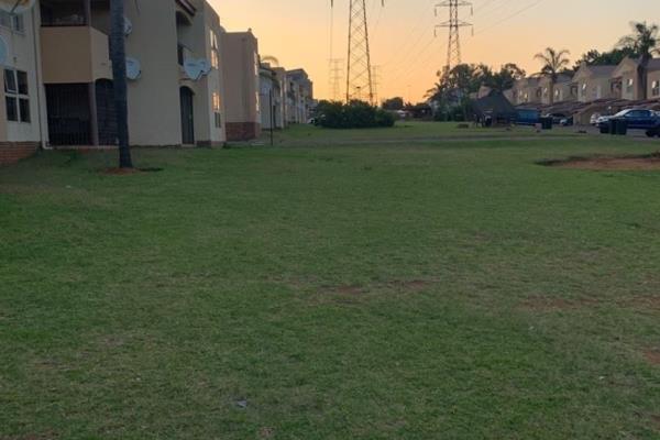 A lovely 2 bedroom ground floor apartment for sale in Palm Springs complex, Meredale 
This complex is opposite South Gate mall, next to ...