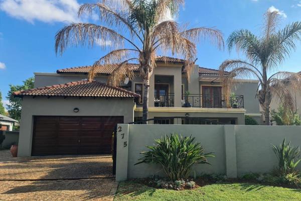 Exclusive sole mandate!
Welcome to this spacious and inviting 5-bedroom family home in the sought-after Xanadu Estate ...