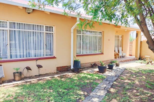 With this price you don&#39;t only get a house....
but also a spacious flatlet!!!!

The house offers:
2 bedrooms with lots of ...