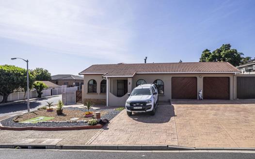 4 Bedroom House for sale in Protea Heights