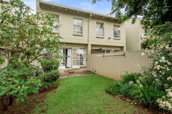 Perfect safe and secure lock-up and go duplex  within a well maintained complex facing the Melville Koppies with stunning views.
This ...