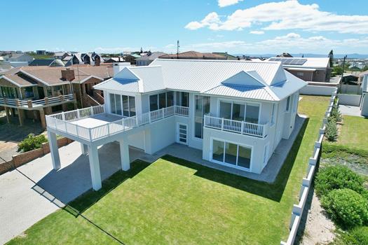 4 Bedroom House for sale in Struisbaai