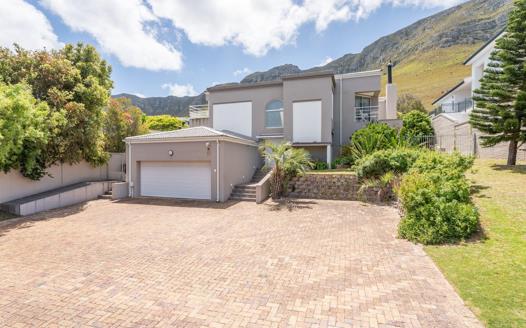 4 Bedroom House for sale in Hermanus Heights