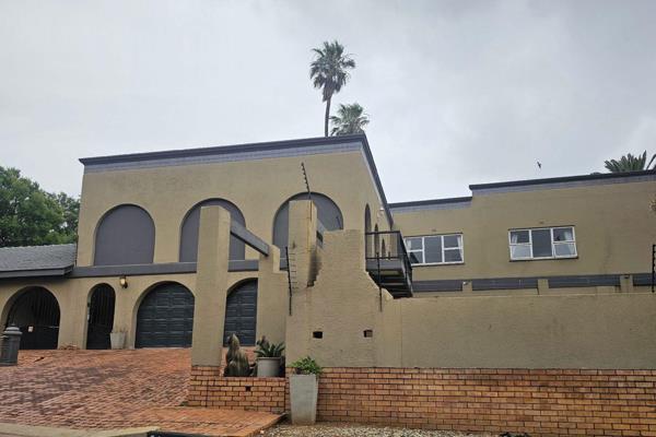 Double storey home in Central Heidelberg to Let.
 Available from 1 December.

This neat property offers the following:

Upstairs:
4 ...