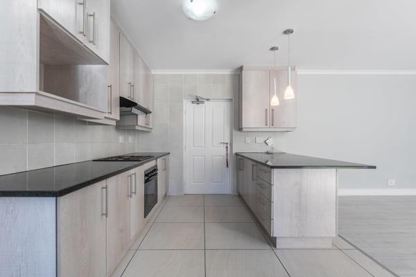 Modern duplex townhouse for sale
A Must-See: A Contemporary, Roomy Family Home! Set in the exclusive Brentwood Green Estate, this ...