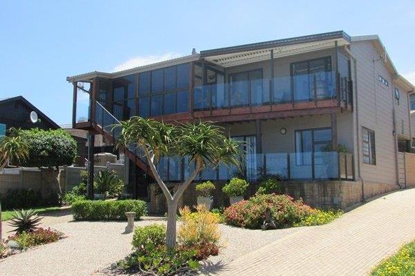 We are privileged to offer this lovely upmarket coastal residential property, situated ...