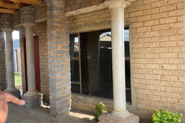 2 Bedroom House with a lounge, a kitchen area and a toilet inside. In addition to the house are 6 Rentable rooms which share a toilet ...