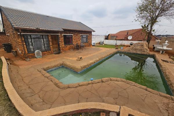 Dive into family living with this delightful 3-bedroom home in Eldorado Park! 

Featuring:

 Open-plan lounge and fitted kitchen ...