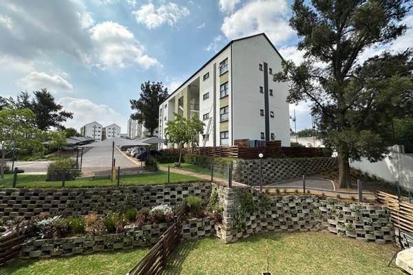 1 Bedroom 1 Bathroom Apartment in Greenpark Estate

Apartment Details:

- Open-plan lounge with stylish tiled flooring
- 1 ...