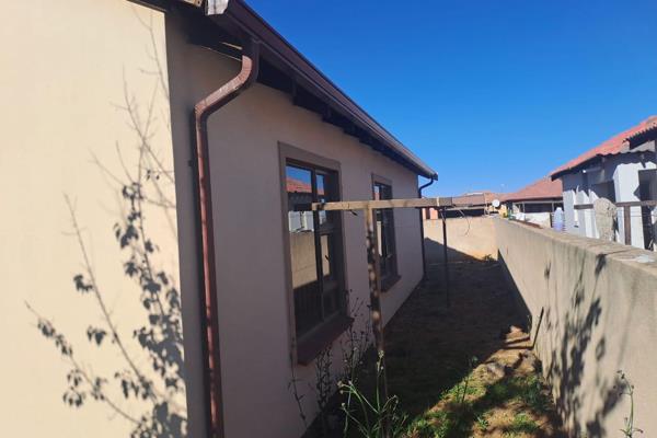 This house is full house For Sale in Alliance Benoni. This home is close to N12, drive 12 Minutes to Benoni Town. This close to schools ...