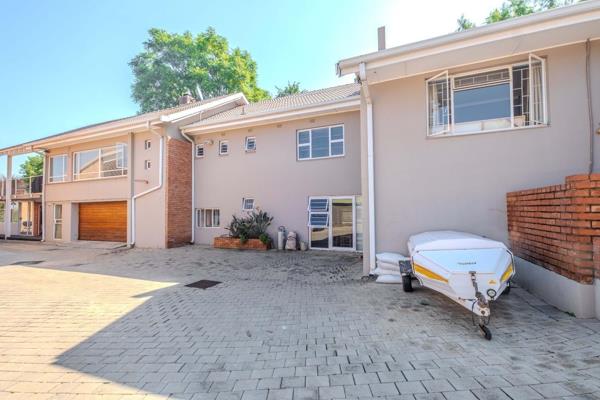 A house with a view !!

This beautiful 4-bedroom house is located within the Lynnwood Gardens Estate and offers excellent security ...