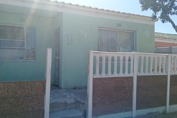 SOLE MANDATE
3 Bedrooms in New Tafelsig
Off Kilimanjaro, close to New Apostolic Church
Lounge/ Dinning 
Kitchen
Bathroom
Yard has ...