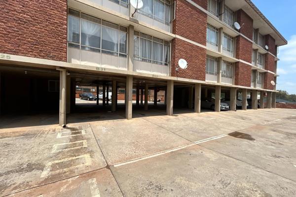 This 3 bedroom, 1 bathroom, home is available in a safe and quiet complex in the heart of Pretoria, Meyerspark.
This home provides you ...