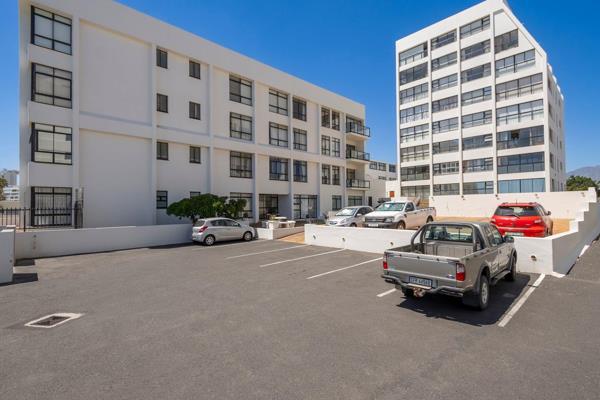 ON SHOW THIS SUNDAY 14:00 - 16:00 - VIEWING BY APPOINTMENT ONLY
We would like to present to you this spacious apartment situated on ...