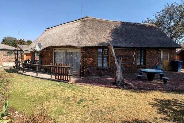 This house is situated inside a security complex on the Vaal River in Orkney, North west. The house consists of 2 bedrooms, 2 bathrooms well fitted kitchen and a huge open plan lounge and diningroom area. Lock up garage for 1 car.
All services are included in levies ie: ...