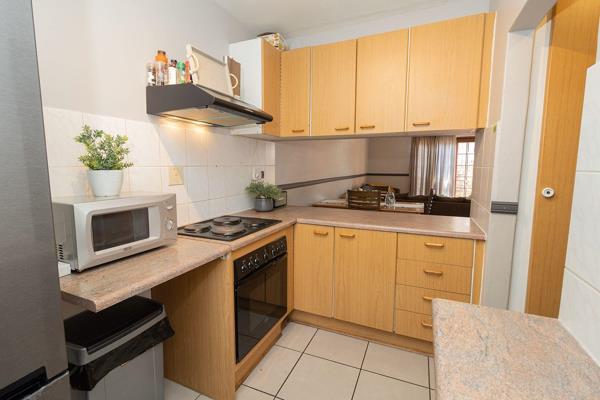 Ground floor apartment to rent in Langenhovenpark.
A lovely 2 bedrooms townhouse with 1 full bathroom, open plan living area, kitchen ...