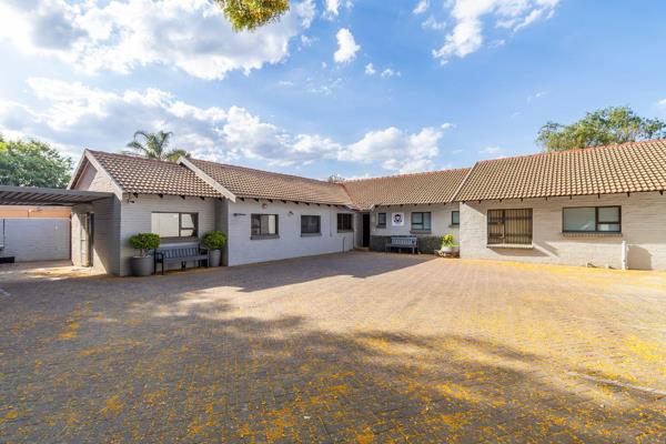 Charming Freestanding Home to Let in Randpark Ridge, Randburg

Welcome to your new sanctuary in the heart of Randpark Ridge! This ...