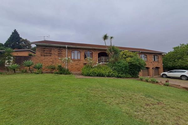 This stunning 5 Bedroom family retreat in Swellendam’s prime area offers the perfect ...