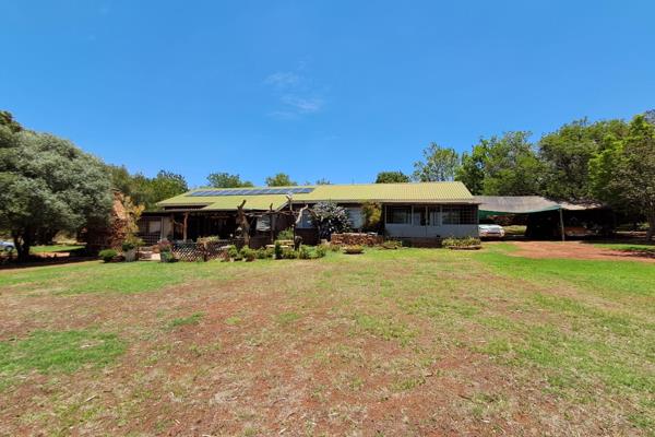 This smallholding for sale is situated out on the plots in Zwavelpoort in the far East of Pretoria.
The home is well situated and has ...