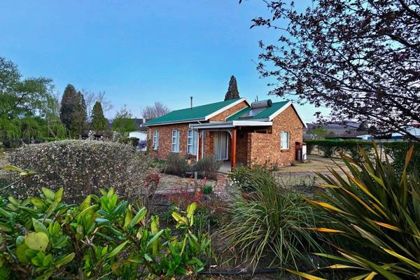 The quaint cottage in Wakkerstroom offers a charming and flexible opportunity for either retirement, income generation, or as a weekend ...