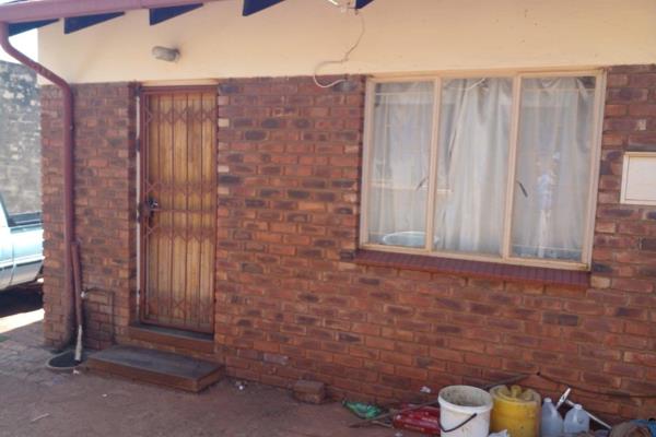 House for sale in Lenyenye next to Catholic church.

The house offers

3 Bedroom

1 Kitchen

Separate toilet bathroom

Open ...