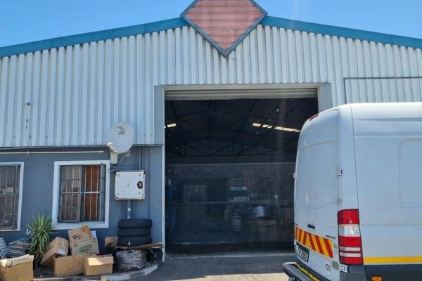 This secure 385m&#178; workshop is designed for mechanics or medium-sized industrial ...