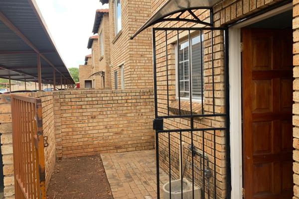 Welcome to this delightful 2 bedroom, 1.5 bathroom duplex situated in the sought-after Heuwelsig Estate, Centurion. This charming home ...