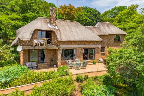 * on show by appointment  -  sunday 15th december 2024  from  2.00 - 4.00 *
Picturesque natural setting, this enchanting thatched main ...