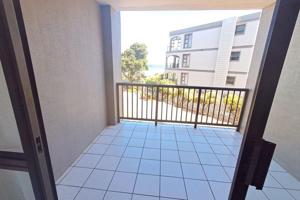 Fully furnished 2 Bedroom apartment on the famous Jeffreys bay main beach.
Open plan kitchen, dining area and living room.
Two  ...