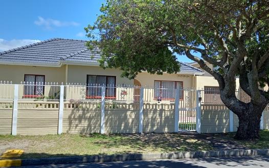 5 Bedroom House for sale in Rondebosch East