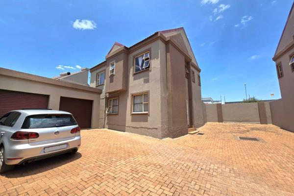 Situated in a complex opposite Baobab Gardens (new McDonalds, Builders, BMW &amp; Toyota)

Excellent location
Open plan lounge with ...