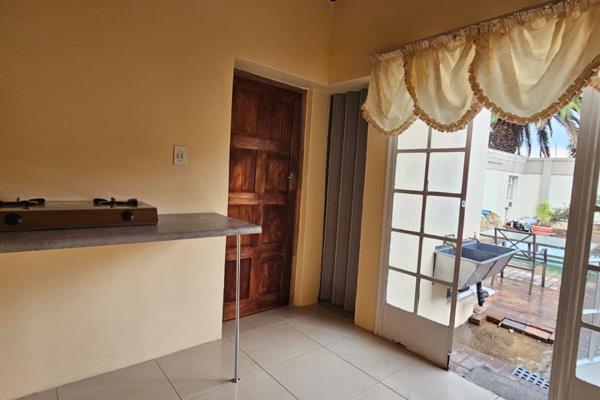 Upper market one bedroom, en suite. R2800 strictly for a single person (1 person). Orange Grove, 3rd Avenue. Private and separate ...