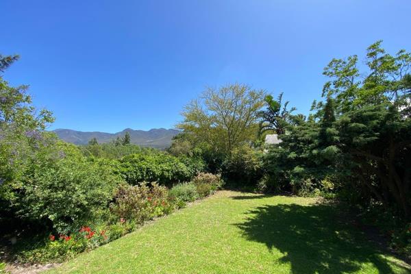 This golden oldie graces an enviable location in Stanford and has excellent views from the formal dining area onto the Kleinriver ...