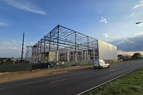 An exceptional 8,256m&#178; warehouse is now available in Pomona, Kempton Park, offering ...