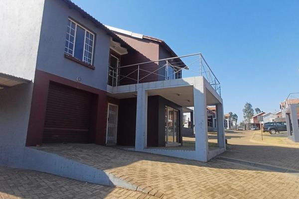 This charming townhouse in Lydenburg offers a convenient location near main roads, providing easy access to all local amenities. The ...