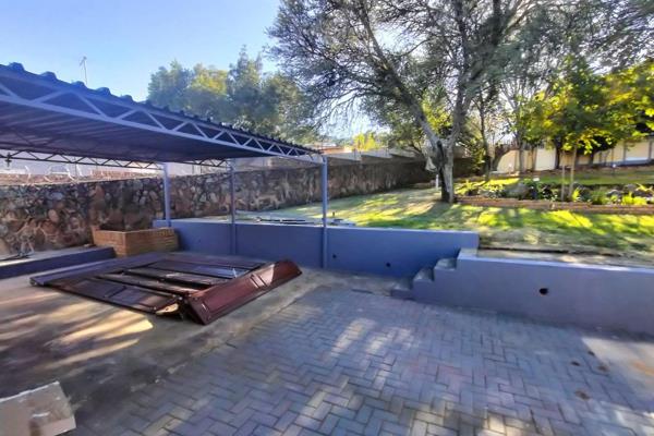 Situated in the heart of Mulbarton, Johannesburg South, boasting a vast land size of 1366sqms, is this charming family home to let. ...