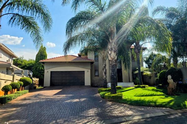 Stunning 4 Bedroom Property situated in the beautiful Leeuwenhof Estate with quality finishes.  

The double wooden front door takes ...