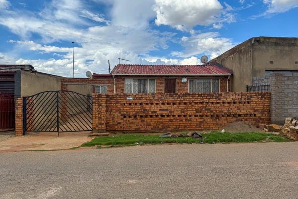 Discover this charming property in the vibrant neighborhood of Naledi, Soweto. Offering both family living and additional rental ...