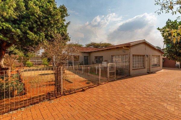 This 1.75 ha plot near the N14 main road (Krugersdorp - Ventersdorp) offers:

Large main bedroom (BIC) with an en suite bathroom
Two ...