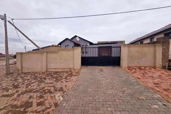 Charming Home in Kagiso Ext 9

Discover this inviting property featuring:

2 comfortable bedrooms

Open-plan living space combining the ...