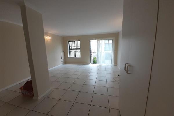 Spacious Studio Apartment situated in the Rondebosch Oaks development, Rondebosch

Lounge / Bedroom Open Plan

Bathroom with Shower

24 ...