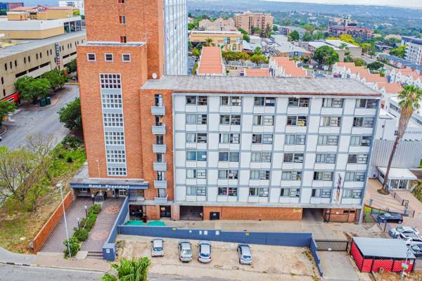 Located in the heart of Randburg, this incredible apartment offers the perfect blend of convenience and comfort. 

With easy access to ...