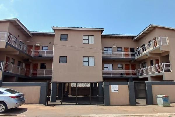 Charming Bachelor Unit for Rent in Orlando, Soweto - Only R3950!

Experience the vibrant heartbeat of Soweto in this cozy bachelor ...