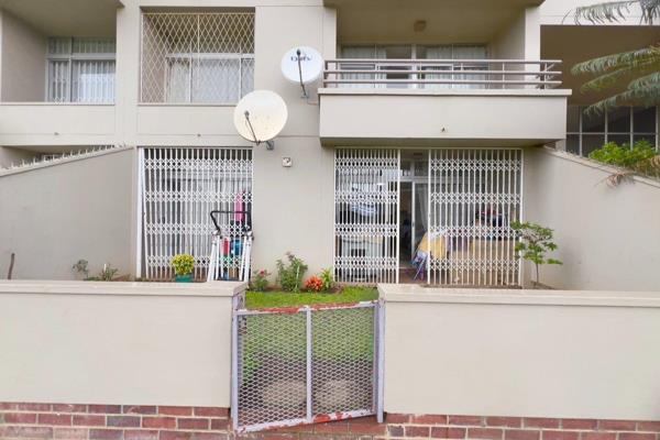 This flat has stunning views over Pietermaritzburg. 

The unit offers a well fitted kitchen . The kitchen has an overview to a  ...