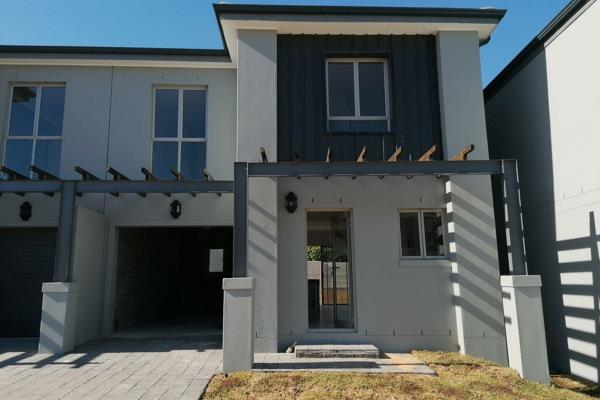 Essenhout Plein is a small, exclusive security estate located in Langeberg Heights. It offers secure living with 24-hour manned ...