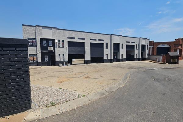 This freshly renovated 255m&#178; industrial unit seamlessly combines the charm of its classic exterior with functional interiors. The ...