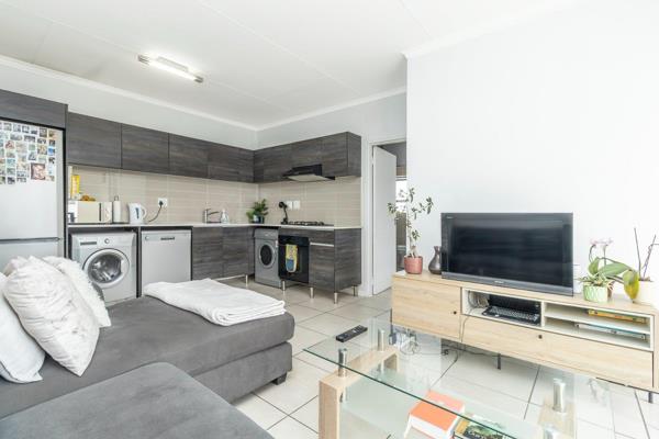 This immaculate, modern apartment comes with a fridge, washing machine, dishwasher and dryer. The open-plan kitchen leads onto the ...